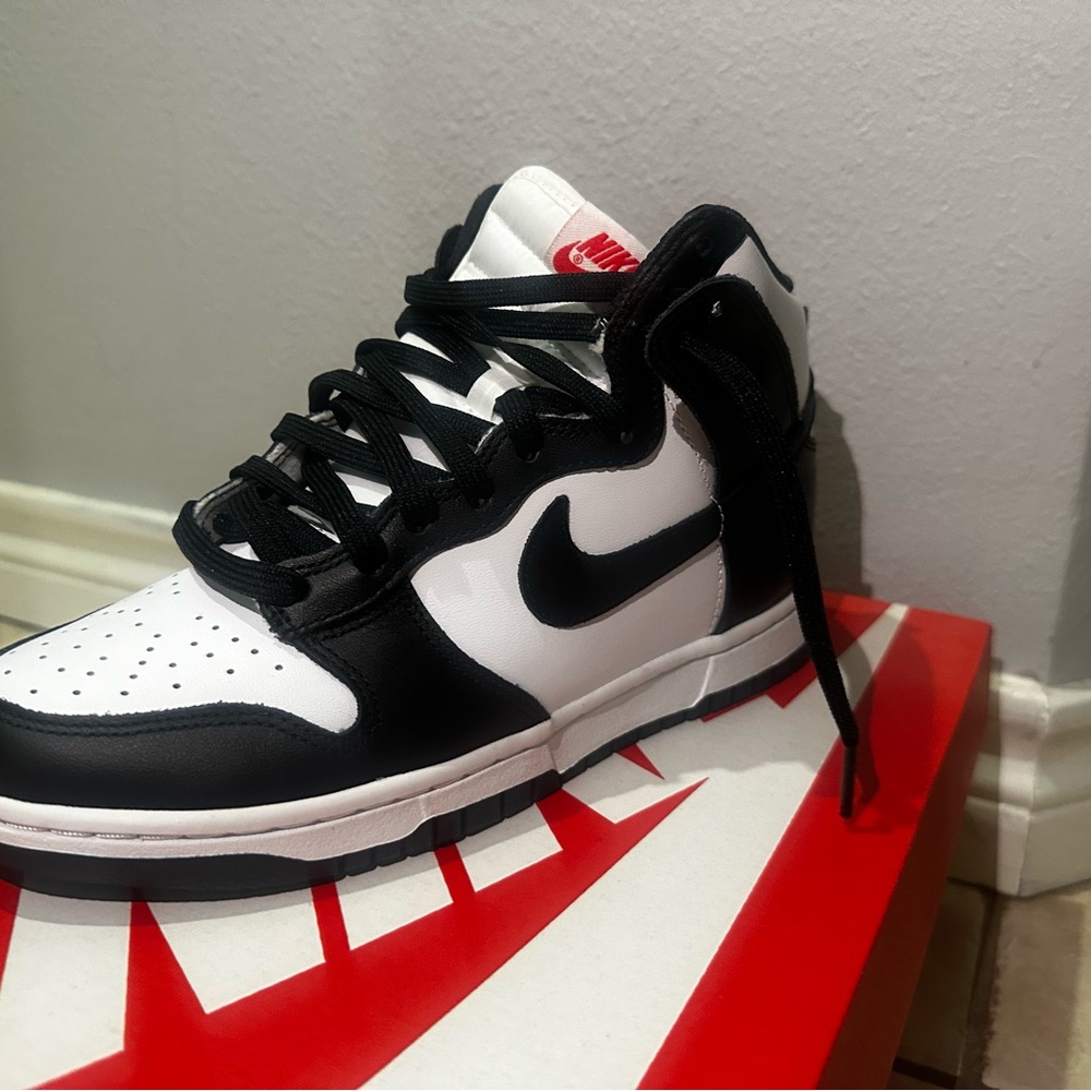 Nike Women's Sneakers - Black and White